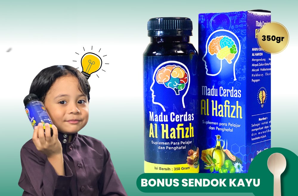 Anak memegang botol Madu Cerdas Al Hafizh di samping kemasan produk